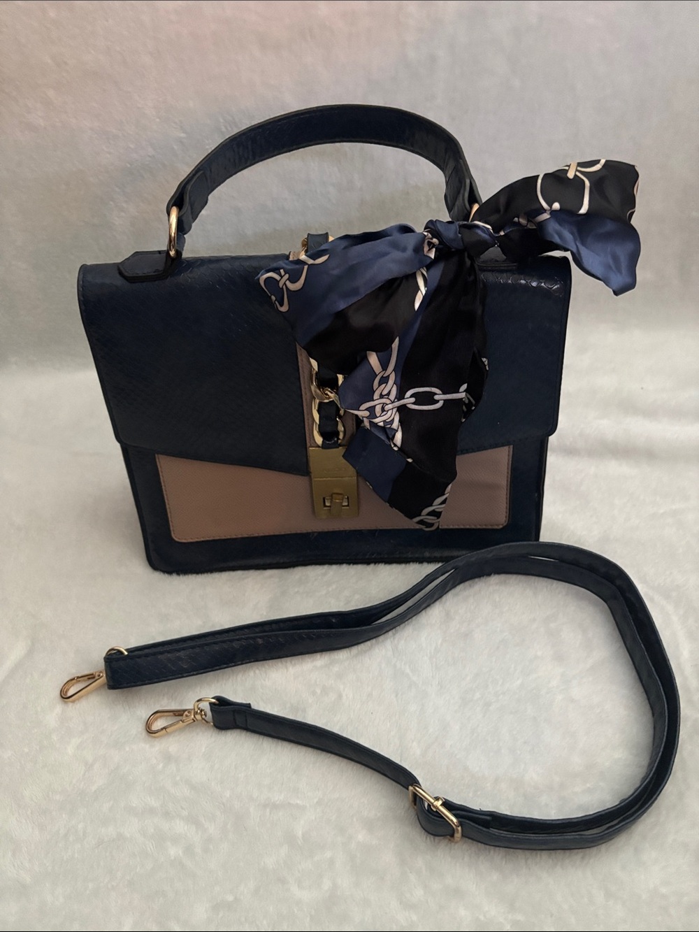 ❤️‍🔥❤️‍🔥5/$30 Aldo Navy and Cream Two-Tone Top-Handle Satchel Cailla